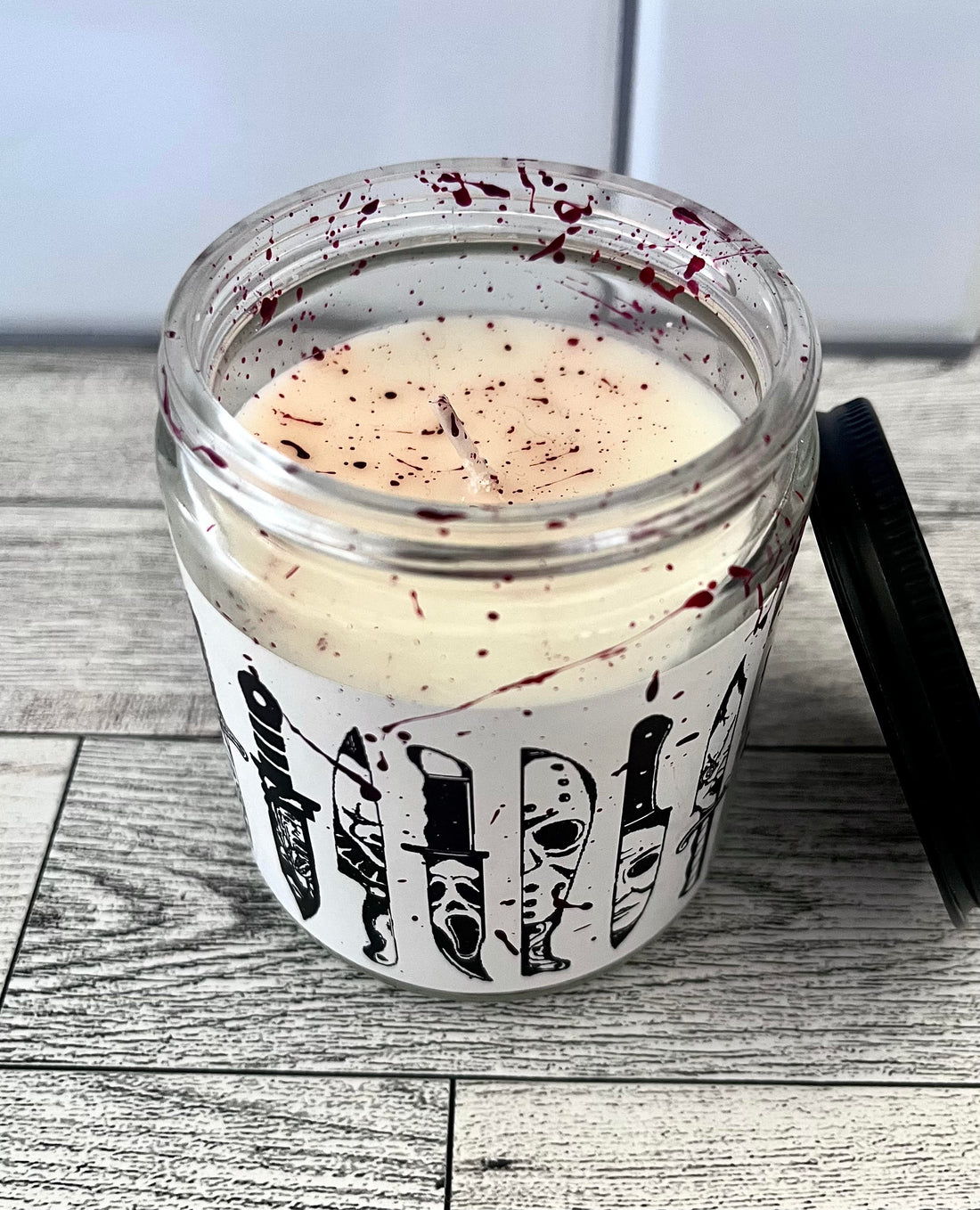 HORROR KNIFES BLOOD SPLATTER CANDLE